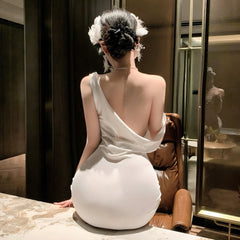 神秘维纳斯白色情趣胸链露胸包臀连衣裙套装(睡裙+胸链+乳贴+T裤)